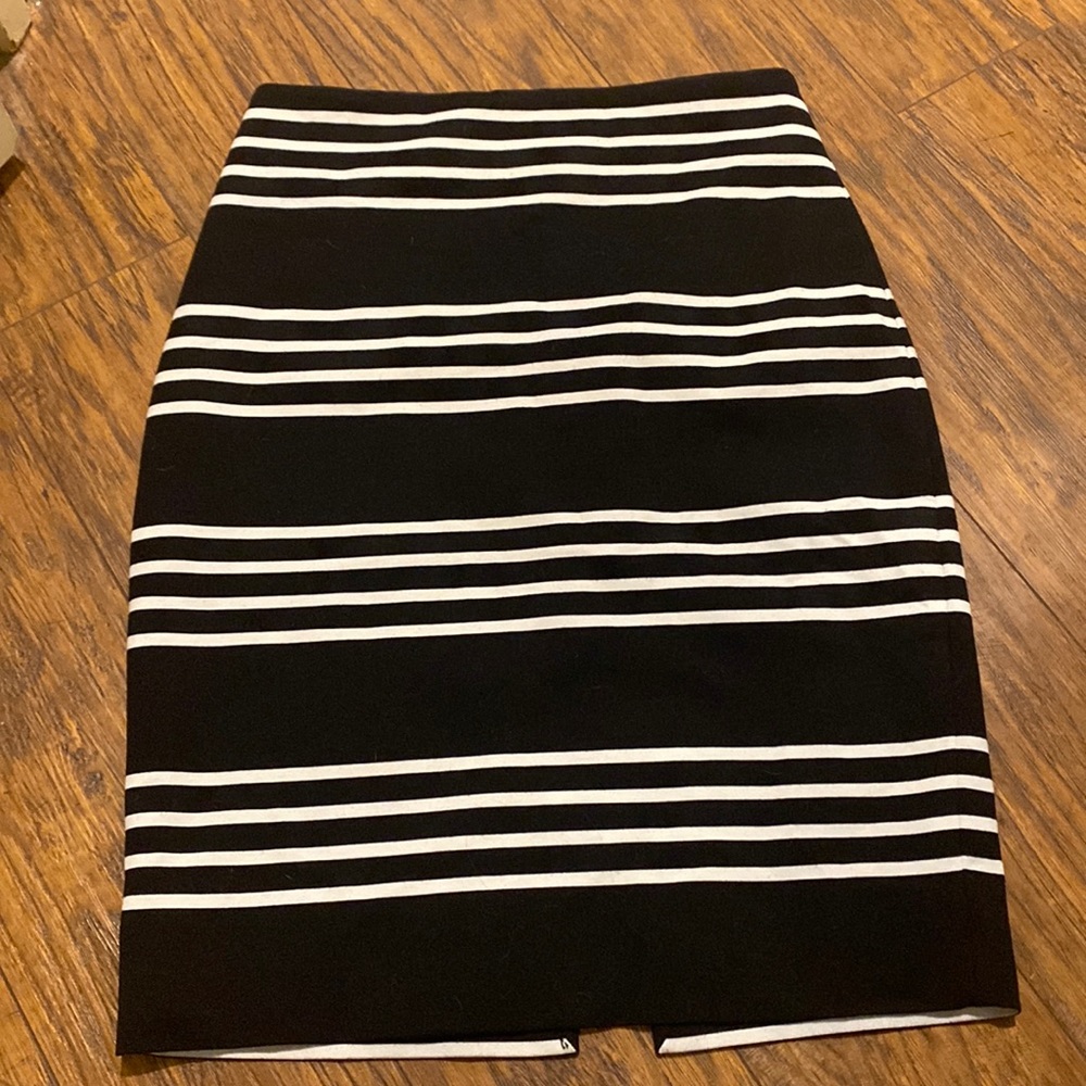 Pencil skirt from White House Black Market. Pre-owned condition